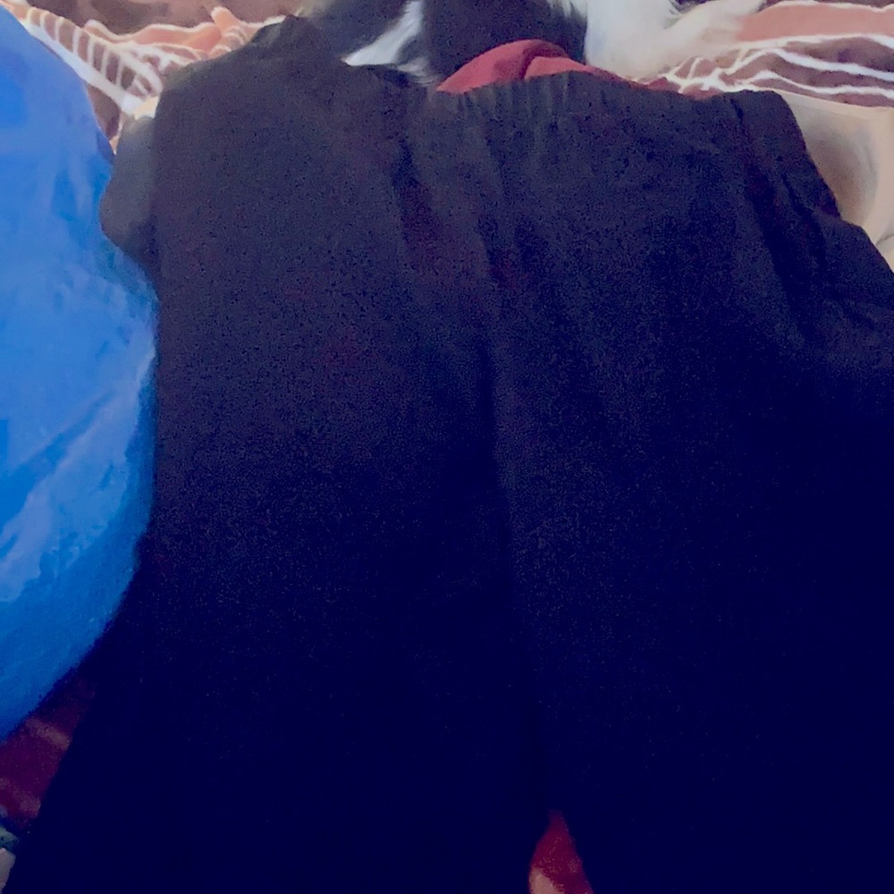 Simple, Black H+M pants with a loose elastic.  Capri/Above the ankle.